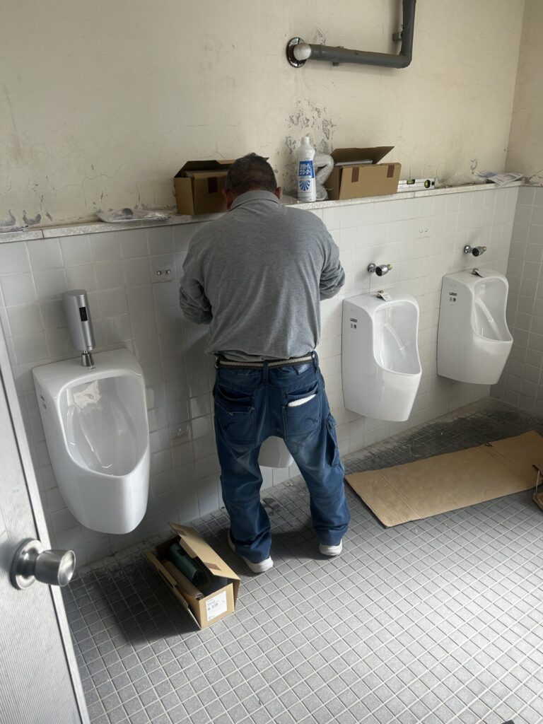 「本館1階トイレ取り付け、土木棟2階小便器取り替え