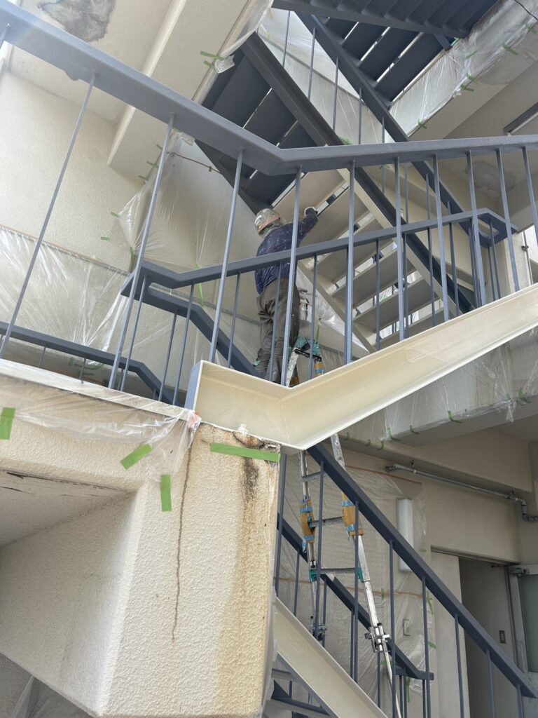 「県工本館外部階段塗装工事」広島市南区皆実町県立工業高校関連工事 施工中ブログ
