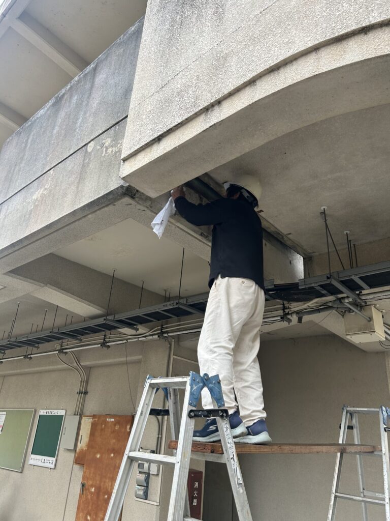 「化学棟渡り廊下箱樋取り付け工事」広島市南区出汐町 広島県立工業高校関連工事 施工中ブログ